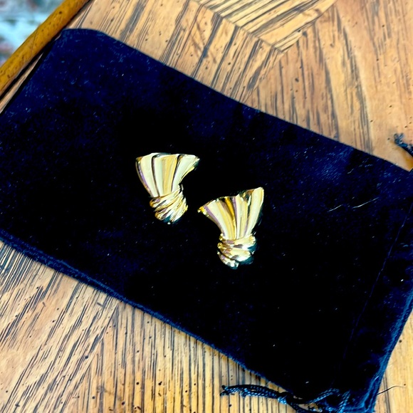 Authentic&RareSignedGivenchyNonTarnishGoldToneEarringStylish today&aCollector’s - Picture 1 of 5